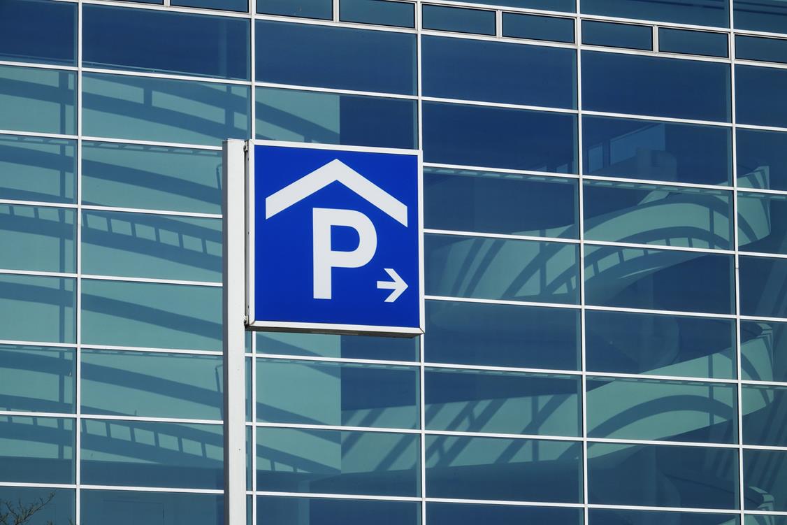 Dlaczego warto zostawić samochód na parkingu przy lotnisku?