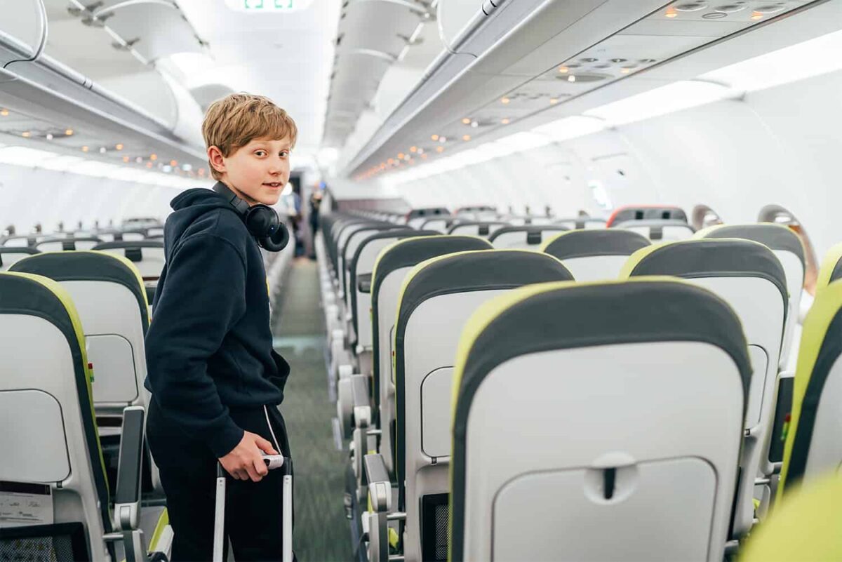 Nastolatek na pokładzie samolotu - czy i kiedy może lecieć bez opieki osoby dorosłej?